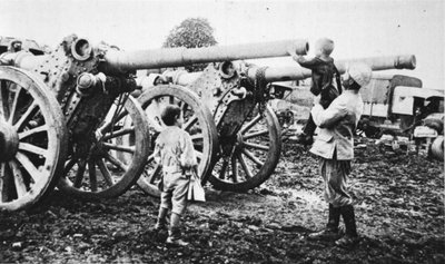 Giovane Francia: la curiosità di un ragazzo, da The Illustrated War News, 9 agosto 1916 da French Photographer